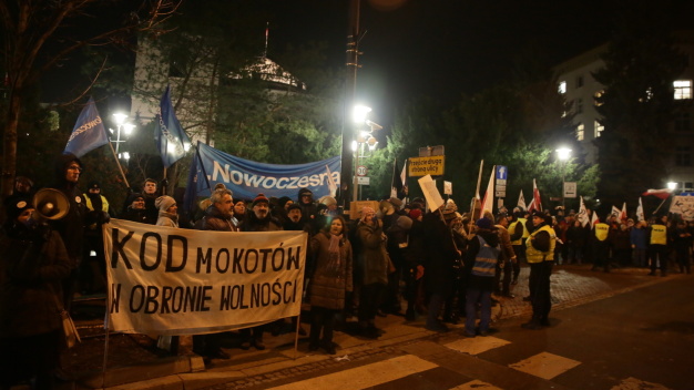 Protest KOD przed Sejmem. Tłum skanduje: wolne media