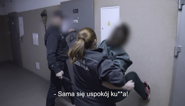 Przyjęcie ciężarnej i bójka kobiet w celi