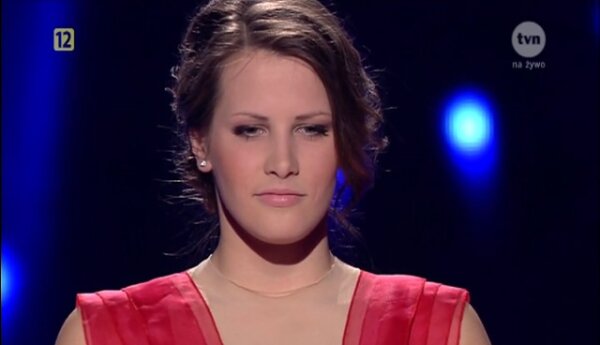 Klaudia Gawor w utworze "Because you loved me"
